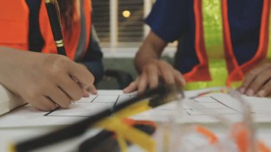 Mimarlar takımı veya mühendislik danışmanlık ve analiz nesneler üzerinde çalışma araçlar ve inşaat çizimleri teftiş, planlama ve model ev üzerine yeni mimari proje planlama