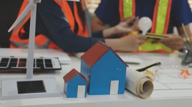 Mimarlar takımı veya mühendislik danışmanlık ve analiz nesneler üzerinde çalışma araçlar ve inşaat çizimleri teftiş, planlama ve model ev üzerine yeni mimari proje planlama