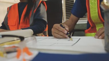 Mimarlar takımı veya mühendislik danışmanlık ve analiz nesneler üzerinde çalışma araçlar ve inşaat çizimleri teftiş, planlama ve model ev üzerine yeni mimari proje planlama