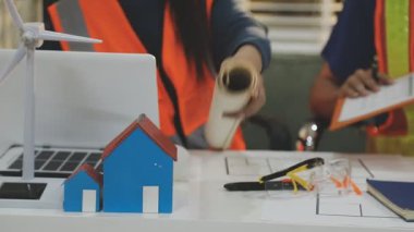 Mimarlar takımı veya mühendislik danışmanlık ve analiz nesneler üzerinde çalışma araçlar ve inşaat çizimleri teftiş, planlama ve model ev üzerine yeni mimari proje planlama