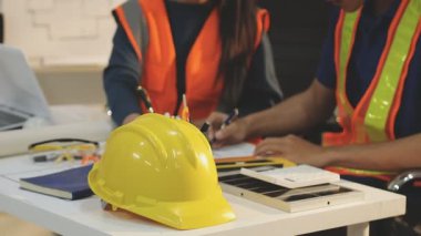 Mimarlar takımı veya mühendislik danışmanlık ve analiz nesneler üzerinde çalışma araçlar ve inşaat çizimleri teftiş, planlama ve model ev üzerine yeni mimari proje planlama