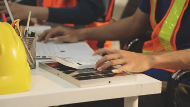 Mimarlar takımı veya mühendislik danışmanlık ve analiz nesneler üzerinde çalışma araçlar ve inşaat çizimleri teftiş, planlama ve model ev üzerine yeni mimari proje planlama