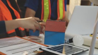 Mimarlar takımı veya mühendislik danışmanlık ve analiz nesneler üzerinde çalışma araçlar ve inşaat çizimleri teftiş, planlama ve model ev üzerine yeni mimari proje planlama