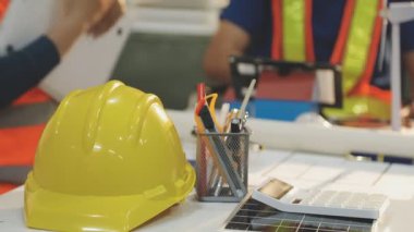 Mimarlar takımı veya mühendislik danışmanlık ve analiz nesneler üzerinde çalışma araçlar ve inşaat çizimleri teftiş, planlama ve model ev üzerine yeni mimari proje planlama