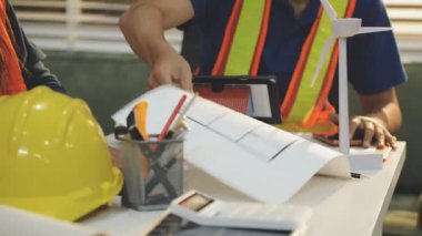 Mimarlar takımı veya mühendislik danışmanlık ve analiz nesneler üzerinde çalışma araçlar ve inşaat çizimleri teftiş, planlama ve model ev üzerine yeni mimari proje planlama