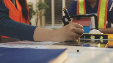 Mimarlar takımı veya mühendislik danışmanlık ve analiz nesneler üzerinde çalışma araçlar ve inşaat çizimleri teftiş, planlama ve model ev üzerine yeni mimari proje planlama