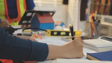 Mimarlar takımı veya mühendislik danışmanlık ve analiz nesneler üzerinde çalışma araçlar ve inşaat çizimleri teftiş, planlama ve model ev üzerine yeni mimari proje planlama