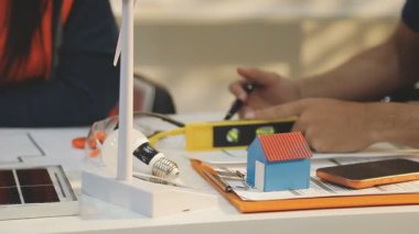 Mimarlar takımı veya mühendislik danışmanlık ve analiz nesneler üzerinde çalışma araçlar ve inşaat çizimleri teftiş, planlama ve model ev üzerine yeni mimari proje planlama