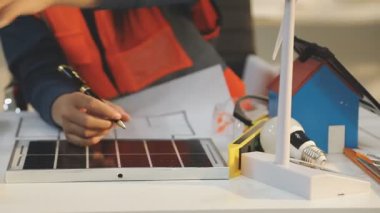 Mimarlar takımı veya mühendislik danışmanlık ve analiz nesneler üzerinde çalışma araçlar ve inşaat çizimleri teftiş, planlama ve model ev üzerine yeni mimari proje planlama