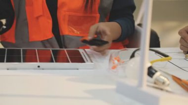 Mimarlar takımı veya mühendislik danışmanlık ve analiz nesneler üzerinde çalışma araçlar ve inşaat çizimleri teftiş, planlama ve model ev üzerine yeni mimari proje planlama