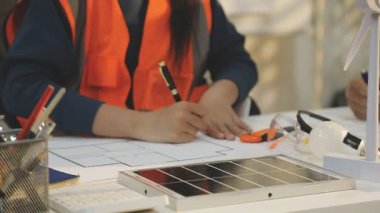 Mimarlar takımı veya mühendislik danışmanlık ve analiz nesneler üzerinde çalışma araçlar ve inşaat çizimleri teftiş, planlama ve model ev üzerine yeni mimari proje planlama