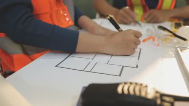 Mimarlar takımı veya mühendislik danışmanlık ve analiz nesneler üzerinde çalışma araçlar ve inşaat çizimleri teftiş, planlama ve model ev üzerine yeni mimari proje planlama