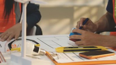 Mimarlar takımı veya mühendislik danışmanlık ve analiz nesneler üzerinde çalışma araçlar ve inşaat çizimleri teftiş, planlama ve model ev üzerine yeni mimari proje planlama