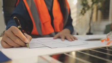 Mimarlar takımı veya mühendislik danışmanlık ve analiz nesneler üzerinde çalışma araçlar ve inşaat çizimleri teftiş, planlama ve model ev üzerine yeni mimari proje planlama