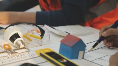 Mimarlar takımı veya mühendislik danışmanlık ve analiz nesneler üzerinde çalışma araçlar ve inşaat çizimleri teftiş, planlama ve model ev üzerine yeni mimari proje planlama