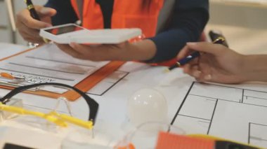 Mimarlar takımı veya mühendislik danışmanlık ve analiz nesneler üzerinde çalışma araçlar ve inşaat çizimleri teftiş, planlama ve model ev üzerine yeni mimari proje planlama