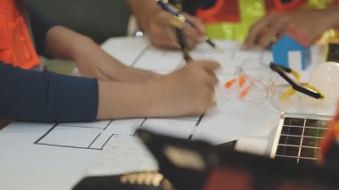 Mimarlar takımı veya mühendislik danışmanlık ve analiz nesneler üzerinde çalışma araçlar ve inşaat çizimleri teftiş, planlama ve model ev üzerine yeni mimari proje planlama