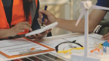 Mimarlar takımı veya mühendislik danışmanlık ve analiz nesneler üzerinde çalışma araçlar ve inşaat çizimleri teftiş, planlama ve model ev üzerine yeni mimari proje planlama