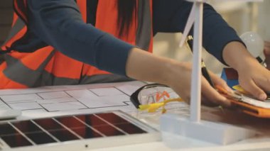 Mimarlar takımı veya mühendislik danışmanlık ve analiz nesneler üzerinde çalışma araçlar ve inşaat çizimleri teftiş, planlama ve model ev üzerine yeni mimari proje planlama