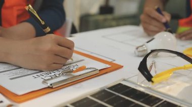 Mimarlar takımı veya mühendislik danışmanlık ve analiz nesneler üzerinde çalışma araçlar ve inşaat çizimleri teftiş, planlama ve model ev üzerine yeni mimari proje planlama