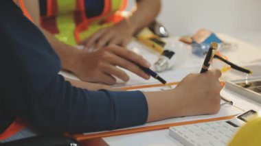 Mimarlar takımı veya mühendislik danışmanlık ve analiz nesneler üzerinde çalışma araçlar ve inşaat çizimleri teftiş, planlama ve model ev üzerine yeni mimari proje planlama