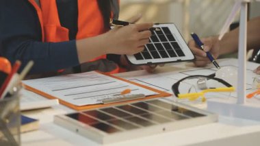 Mimarlar takımı veya mühendislik danışmanlık ve analiz nesneler üzerinde çalışma araçlar ve inşaat çizimleri teftiş, planlama ve model ev üzerine yeni mimari proje planlama