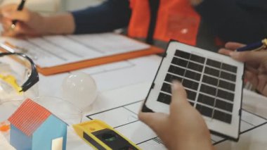 Mimarlar takımı veya mühendislik danışmanlık ve analiz nesneler üzerinde çalışma araçlar ve inşaat çizimleri teftiş, planlama ve model ev üzerine yeni mimari proje planlama