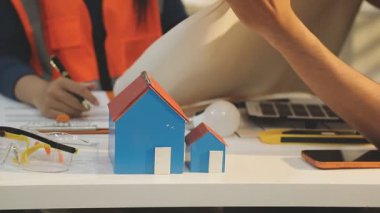 Mimarlar takımı veya mühendislik danışmanlık ve analiz nesneler üzerinde çalışma araçlar ve inşaat çizimleri teftiş, planlama ve model ev üzerine yeni mimari proje planlama