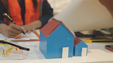 Mimarlar takımı veya mühendislik danışmanlık ve analiz nesneler üzerinde çalışma araçlar ve inşaat çizimleri teftiş, planlama ve model ev üzerine yeni mimari proje planlama