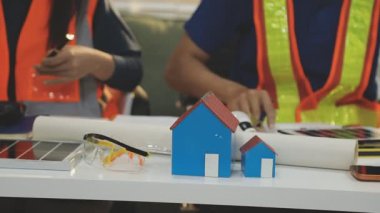 Mimarlar takımı veya mühendislik danışmanlık ve analiz nesneler üzerinde çalışma araçlar ve inşaat çizimleri teftiş, planlama ve model ev üzerine yeni mimari proje planlama