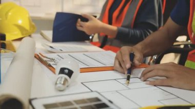 Mimarlar takımı veya mühendislik danışmanlık ve analiz nesneler üzerinde çalışma araçlar ve inşaat çizimleri teftiş, planlama ve model ev üzerine yeni mimari proje planlama