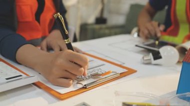 Mimarlar takımı veya mühendislik danışmanlık ve analiz nesneler üzerinde çalışma araçlar ve inşaat çizimleri teftiş, planlama ve model ev üzerine yeni mimari proje planlama