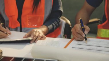 Mimarlar takımı veya mühendislik danışmanlık ve analiz nesneler üzerinde çalışma araçlar ve inşaat çizimleri teftiş, planlama ve model ev üzerine yeni mimari proje planlama