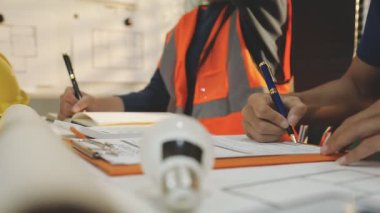 Mimarlar takımı veya mühendislik danışmanlık ve analiz nesneler üzerinde çalışma araçlar ve inşaat çizimleri teftiş, planlama ve model ev üzerine yeni mimari proje planlama