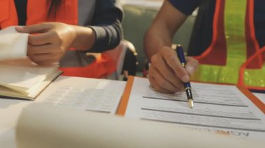 Mimarlar takımı veya mühendislik danışmanlık ve analiz nesneler üzerinde çalışma araçlar ve inşaat çizimleri teftiş, planlama ve model ev üzerine yeni mimari proje planlama