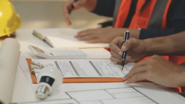 Mimarlar takımı veya mühendislik danışmanlık ve analiz nesneler üzerinde çalışma araçlar ve inşaat çizimleri teftiş, planlama ve model ev üzerine yeni mimari proje planlama