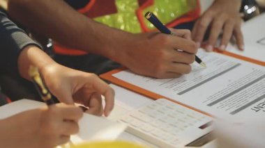 Mimarlar takımı veya mühendislik danışmanlık ve analiz nesneler üzerinde çalışma araçlar ve inşaat çizimleri teftiş, planlama ve model ev üzerine yeni mimari proje planlama