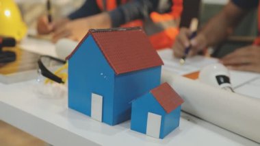 Mimarlar takımı veya mühendislik danışmanlık ve analiz nesneler üzerinde çalışma araçlar ve inşaat çizimleri teftiş, planlama ve model ev üzerine yeni mimari proje planlama