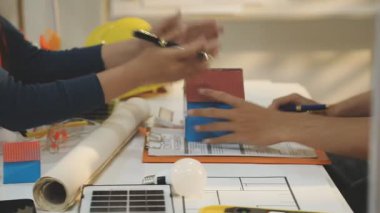 Mimarlar takımı veya mühendislik danışmanlık ve analiz nesneler üzerinde çalışma araçlar ve inşaat çizimleri teftiş, planlama ve model ev üzerine yeni mimari proje planlama