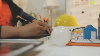 Mimarlar takımı veya mühendislik danışmanlık ve analiz nesneler üzerinde çalışma araçlar ve inşaat çizimleri teftiş, planlama ve model ev üzerine yeni mimari proje planlama