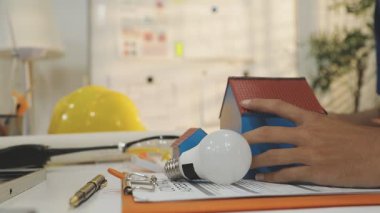 Mimarlar takımı veya mühendislik danışmanlık ve analiz nesneler üzerinde çalışma araçlar ve inşaat çizimleri teftiş, planlama ve model ev üzerine yeni mimari proje planlama