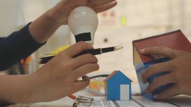 Mimarlar takımı veya mühendislik danışmanlık ve analiz nesneler üzerinde çalışma araçlar ve inşaat çizimleri teftiş, planlama ve model ev üzerine yeni mimari proje planlama