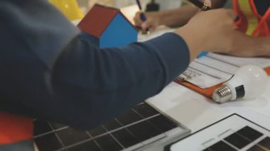 Mimarlar takımı veya mühendislik danışmanlık ve analiz nesneler üzerinde çalışma araçlar ve inşaat çizimleri teftiş, planlama ve model ev üzerine yeni mimari proje planlama