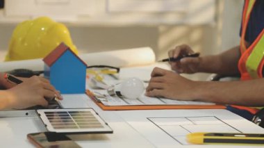 Mimarlar takımı veya mühendislik danışmanlık ve analiz nesneler üzerinde çalışma araçlar ve inşaat çizimleri teftiş, planlama ve model ev üzerine yeni mimari proje planlama