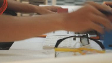 Mimarlar takımı veya mühendislik danışmanlık ve analiz nesneler üzerinde çalışma araçlar ve inşaat çizimleri teftiş, planlama ve model ev üzerine yeni mimari proje planlama