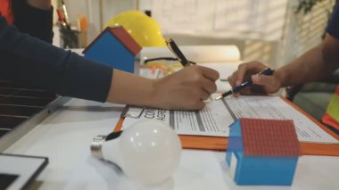 Mimarlar takımı veya mühendislik danışmanlık ve analiz nesneler üzerinde çalışma araçlar ve inşaat çizimleri teftiş, planlama ve model ev üzerine yeni mimari proje planlama