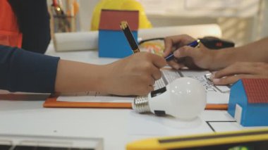 Mimarlar takımı veya mühendislik danışmanlık ve analiz nesneler üzerinde çalışma araçlar ve inşaat çizimleri teftiş, planlama ve model ev üzerine yeni mimari proje planlama