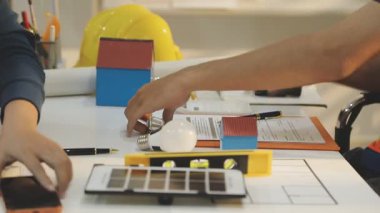 Mimarlar takımı veya mühendislik danışmanlık ve analiz nesneler üzerinde çalışma araçlar ve inşaat çizimleri teftiş, planlama ve model ev üzerine yeni mimari proje planlama