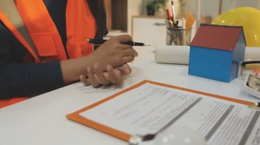 Mimarlar takımı veya mühendislik danışmanlık ve analiz nesneler üzerinde çalışma araçlar ve inşaat çizimleri teftiş, planlama ve model ev üzerine yeni mimari proje planlama