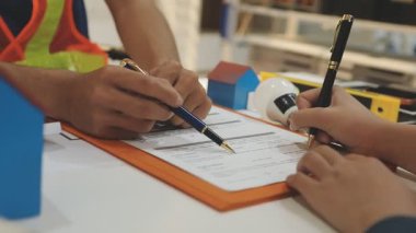 Mimarlar takımı veya mühendislik danışmanlık ve analiz nesneler üzerinde çalışma araçlar ve inşaat çizimleri teftiş, planlama ve model ev üzerine yeni mimari proje planlama